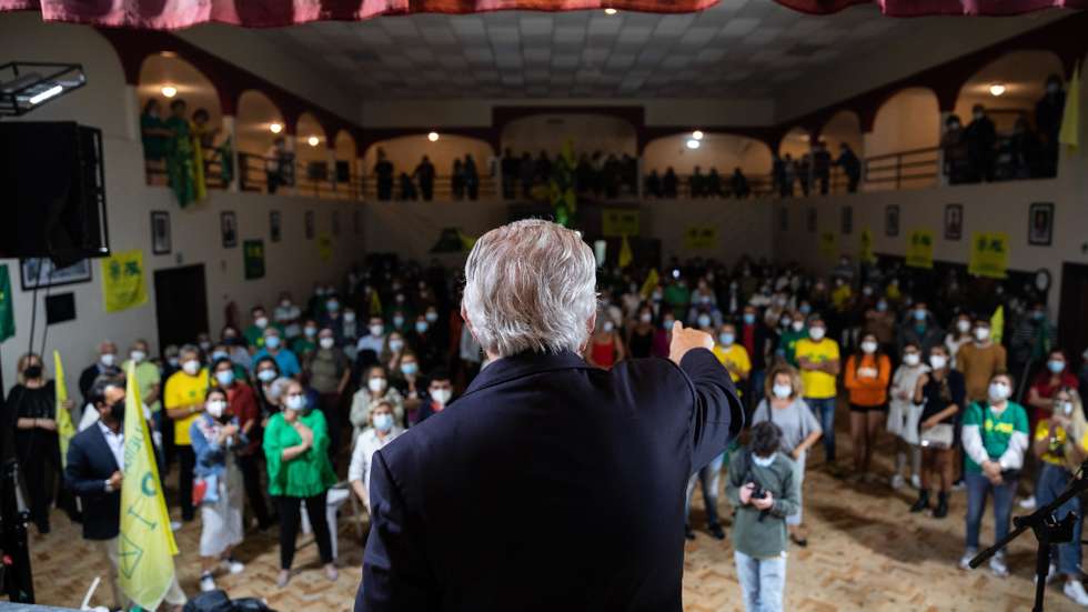 "É uma campanha com um uso desproporcionado de meios e meios que hoje [esta quinta-feira] também não é norma usar", critica PS