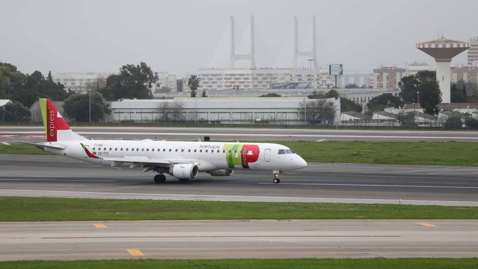 Portugal extends lockdown and restricts foreign travel amid surge in COVID-19 cases