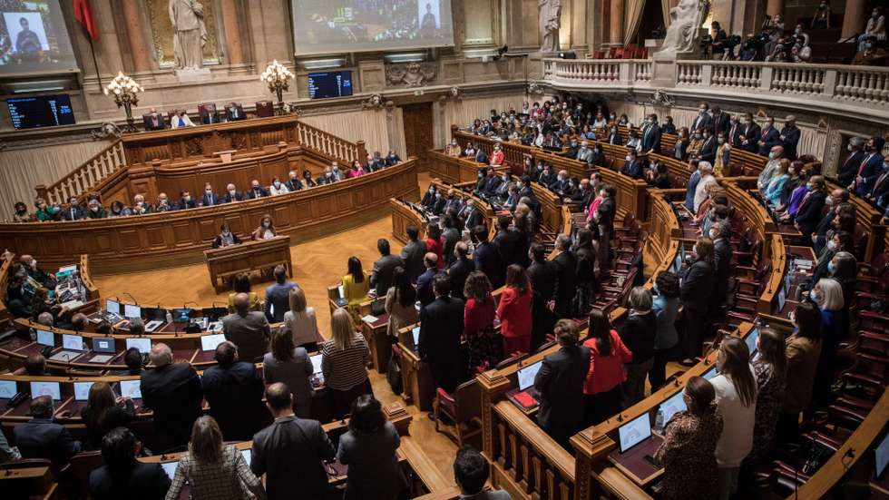 Parlamento: Debate e votação na generalidade ao Orçamento do Estado para 2022, na Assembleia da República. Bloco de Esquerda e PCP votarão contra o orçamento o que provocará a queda do Governo de António Costa e eleições antecipadas. Momento em que a direita e a esquerda chumba o orçamento do Estado do Governo. Apenas PS votou a favor. Lisboa, 27 de outubro de 2021. JOÃO PORFÍRIO/OBSERVADOR