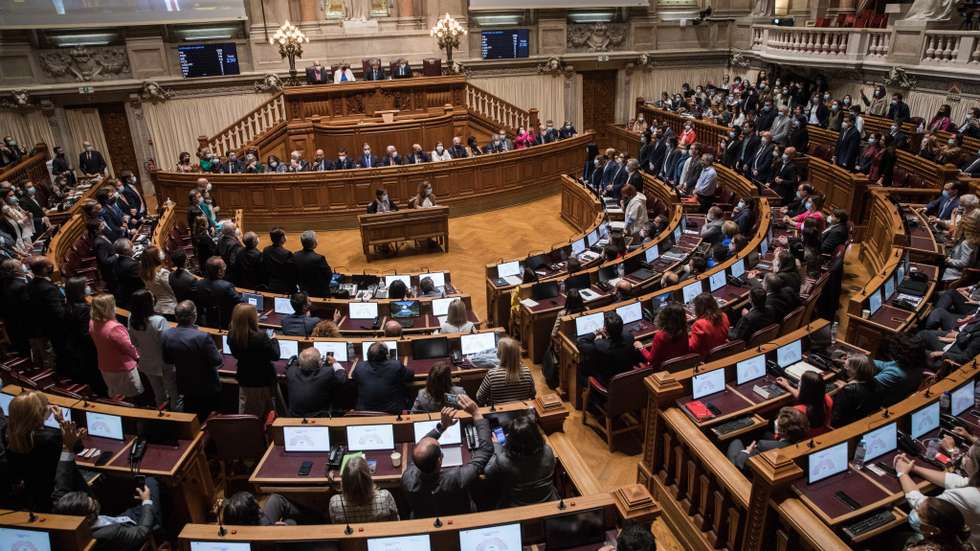 Parlamento: Debate e votação na generalidade ao Orçamento do Estado para 2022, na Assembleia da República. Bloco de Esquerda e PCP votarão contra o orçamento o que provocará a queda do Governo de António Costa e eleições antecipadas. Momento em que a direita e a esquerda chumba o orçamento do Estado do Governo. Apenas PS votou a favor. Lisboa, 27 de outubro de 2021. JOÃO PORFÍRIO/OBSERVADOR