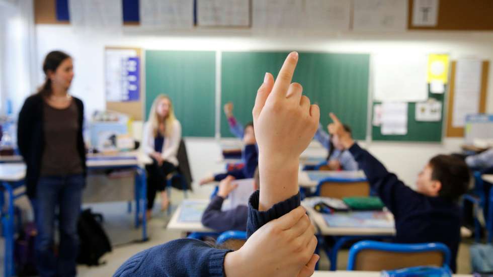 aluno levanta braço na escola