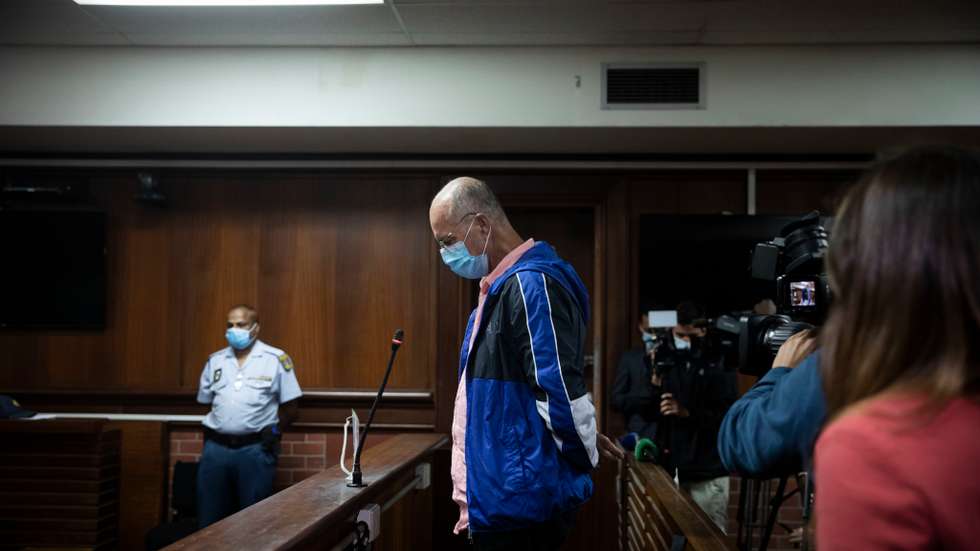 O ex-banqueiro João Rendeiro na sala de tribunal em Verulam, Durban, África do Sul onde foi presente ao juiz. 17 de dezembro de 2021. João Rendeiro foi preso no sábado, num hotel em Durban, na província sul-africana do KwaZulu-Natal, numa operação que resultou da cooperação entre as polícias portuguesa, angolana e sul-africana. JOÃO PORFÍRIO/OBSERVADOR