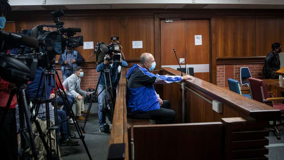 O ex-banqueiro João Rendeiro na sala de tribunal em Verulam, Durban, África do Sul onde foi presente ao juiz. 17 de dezembro de 2021. João Rendeiro foi preso no sábado, num hotel em Durban, na província sul-africana do KwaZulu-Natal, numa operação que resultou da cooperação entre as polícias portuguesa, angolana e sul-africana. JOÃO PORFÍRIO/OBSERVADOR