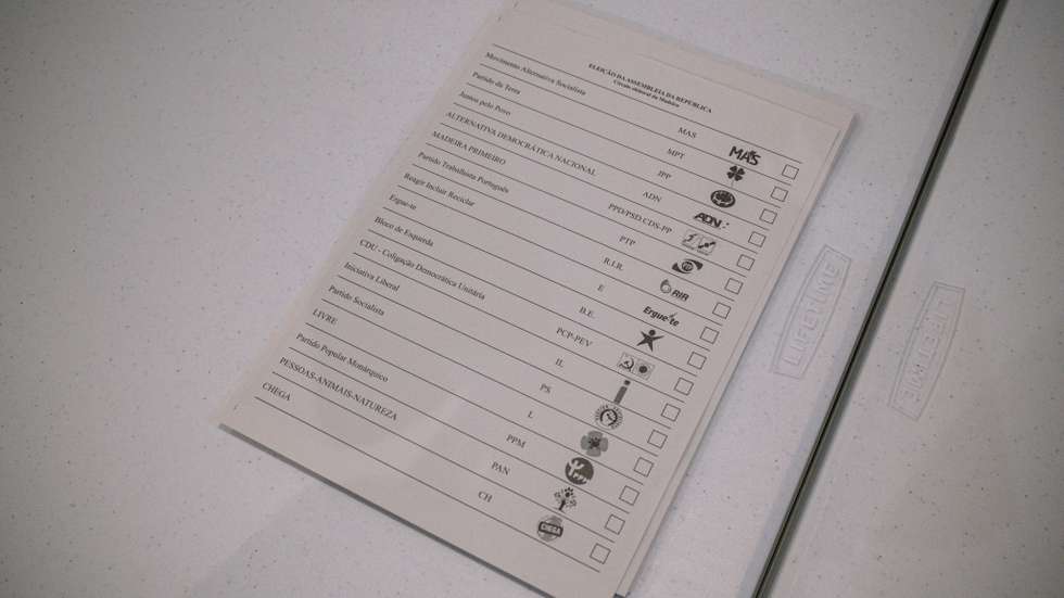 Os portugueses a residir no estrangeiro começaram a votar presencialmente este sábado