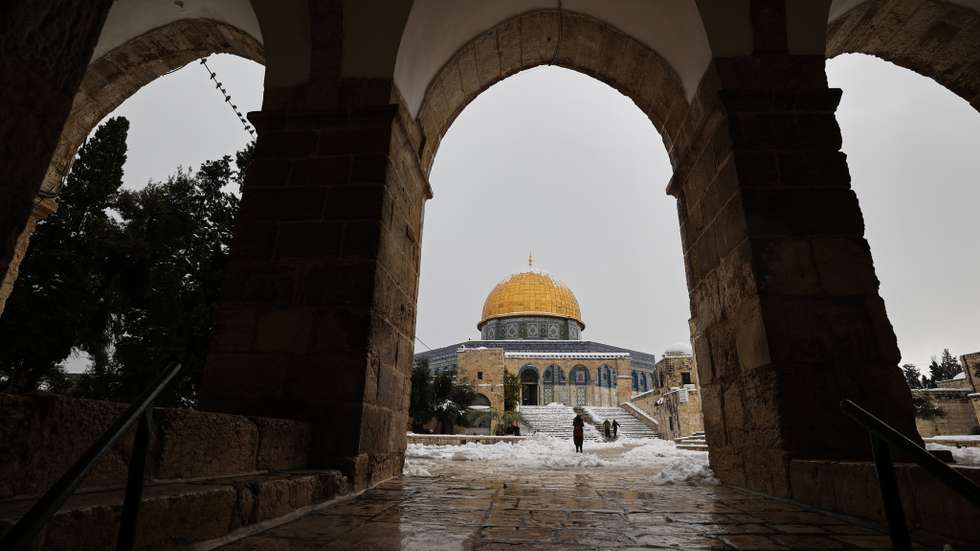 Jerusalém acordou esta quinta-feira coberta de neve, consequência da passagem da tempestade Elpida, que já afetou cidades como Atenas e Istambul
