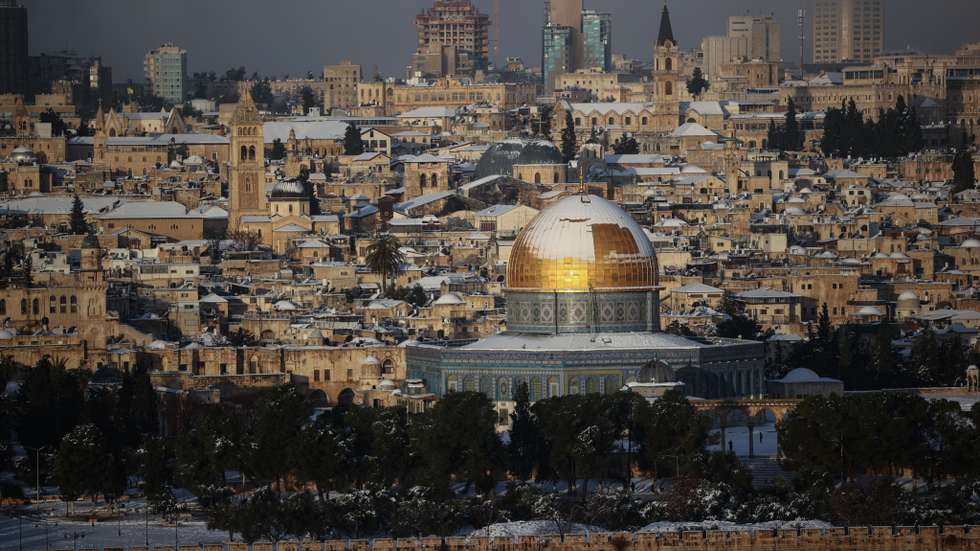Jerusalém acordou esta quinta-feira coberta de neve, consequência da passagem da tempestade Elpida, que já afetou cidades como Atenas e Istambul