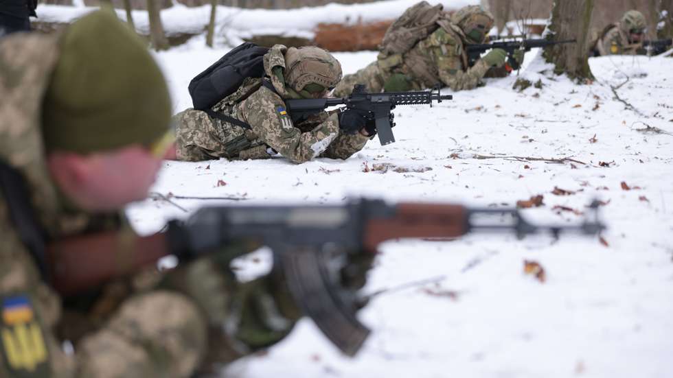 Civis ucranianos realizam treinos militares voluntários nos arredores de Kiev, na preparação de um corpo paramilitar que irá apoiar o exército ucraniano em caso de invasão por parte da Rússia