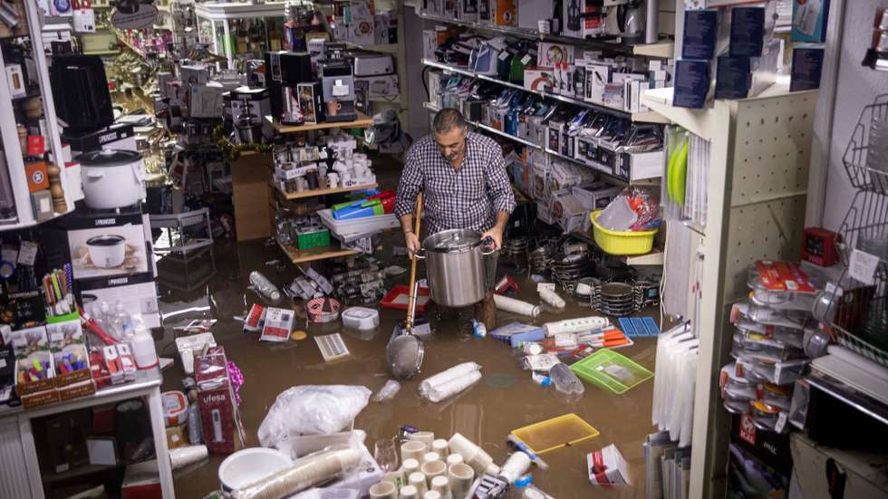 Loja em Algés inundada