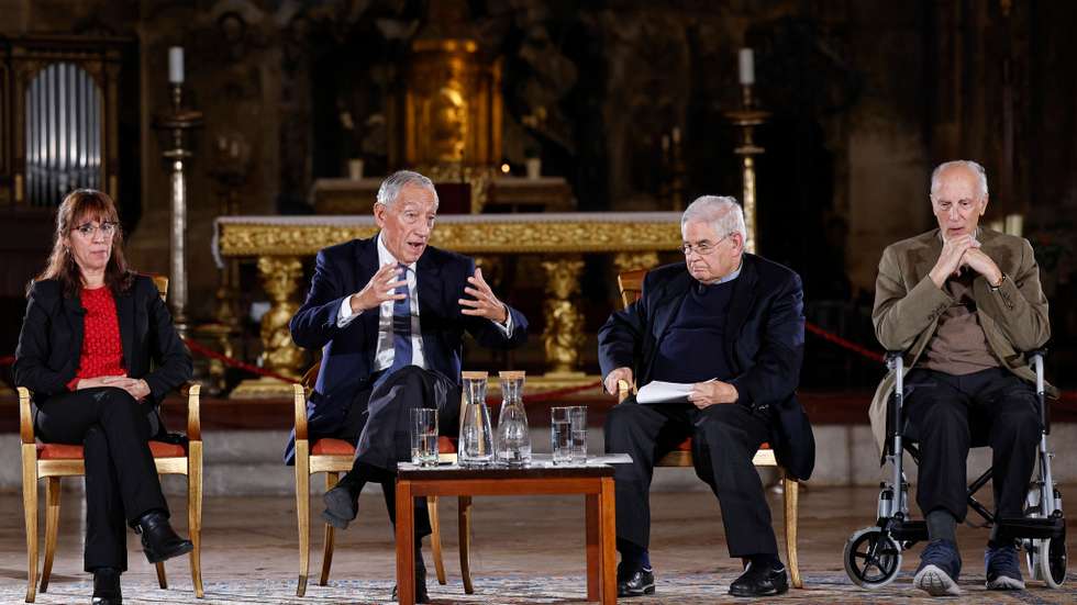 O Presidente da República, Marcelo Rebelo de Sousa (2-E), ladeado pela ministra da Defesa Nacional, Helena Carreiras (E), pelo cónego António Janela (2-D) e pelo professor universitário e investigador Luís Moita (D), intervém durante o debate “A Paz é Possível: afirmação impossível?”, na Igreja de São Domingos, em Lisboa, 08 de dezembro de 2022. Organizado pela Estrutura de Missão dos 50 anos do 25 de Abril, o debate é promovido no âmbito do programa comemorativo do 50.º aniversário da vigília da Capela do Rato.