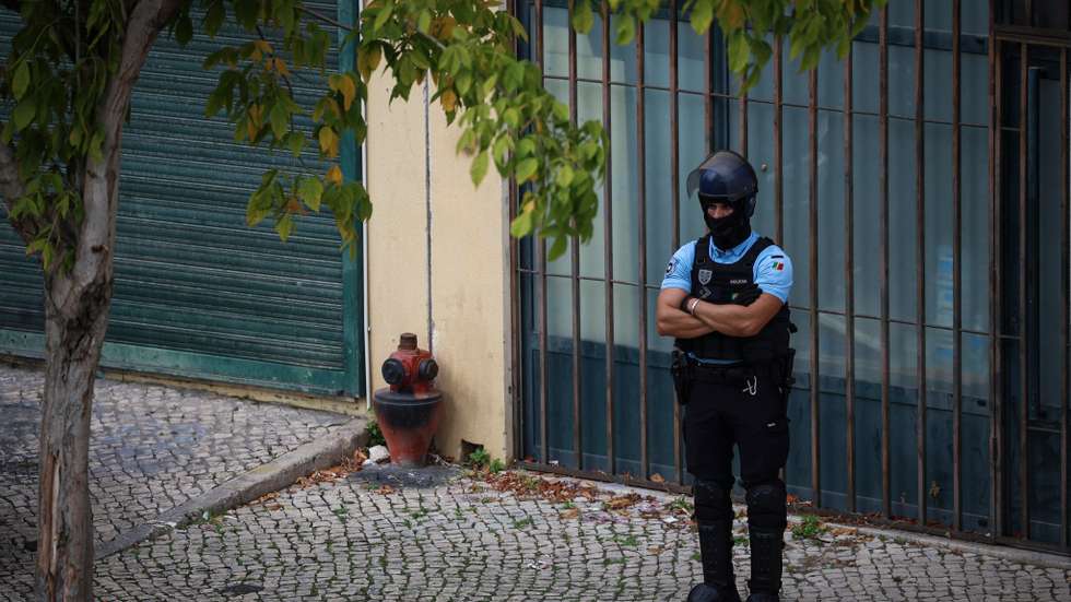 O detido vai ser presente a primeiro interrogatório judicial para aplicação das medidas de coação.