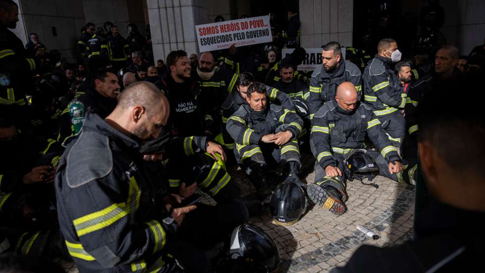 Várias dezenas de bombeiros manifestaram-se à porta do Campus XXI, onde fica a sede do Governo