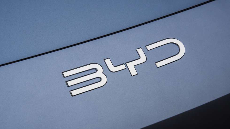 A BYD tornou-se, em 2024, a primeira marca mundial de automóveis a atingir o marco de 10 milhões de veículos de energia nova fabricados