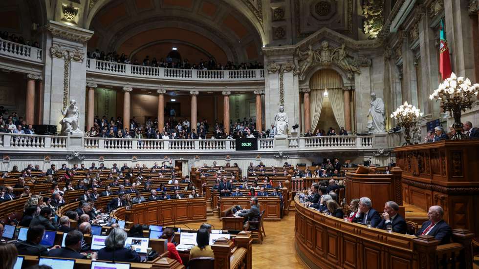 Desta forma, a Lei de Proteção de Crianças e Jovens em Perigo é alterada para que o acolhimento familiar seja assumido "como medida preferencial nas situações em que seja necessário o acolhimento"