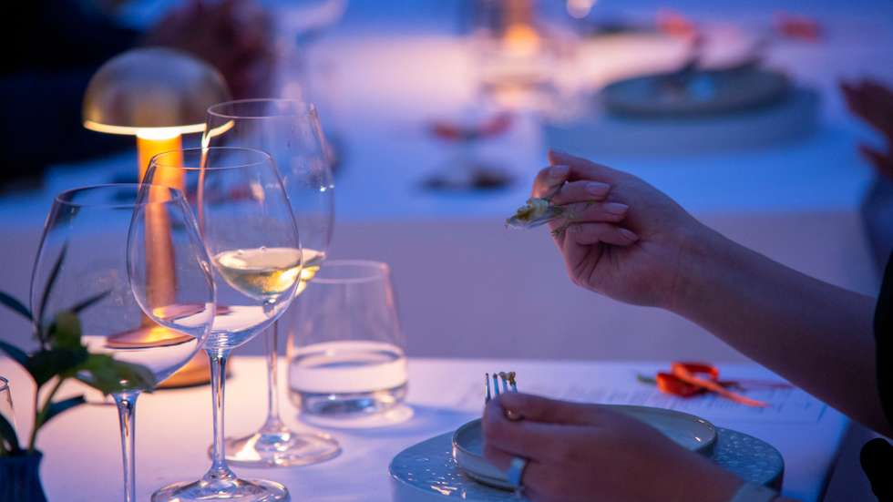 Os jantares, compostos por welcome drink, menu de seis pratos e harmonização de vinhos, são limitados a 21 pessoas