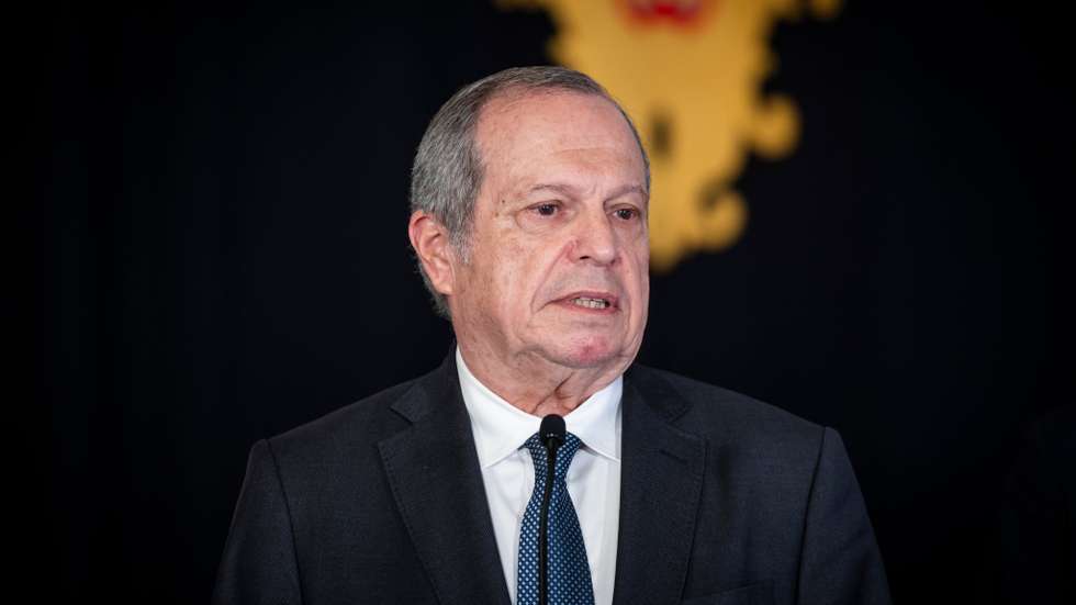 Para o presidente do PS, que é Conselheiro de Estado, é "razoável admitir" que Marcelo "queira conhecer as opiniões" dos conselheiros "tendo em consideração algumas decisões tomadas recentemente na área da Defesa nacional"