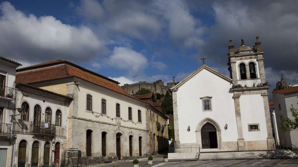 A descrição sumária dos danos; registos fotográficos ou vídeos referentes aos danos; morada completa; documentos de despesa, como orçamentos, faturas ou outros comprovativos de pagamento, são igualmente necessários