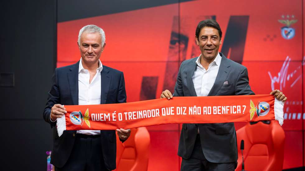 Frase deixada por José Mourinho na chegada a Lisboa para assinar com o Benfica acabou por ser aproveitada para o cachecol oferecido por Rui Costa ao novo treinador