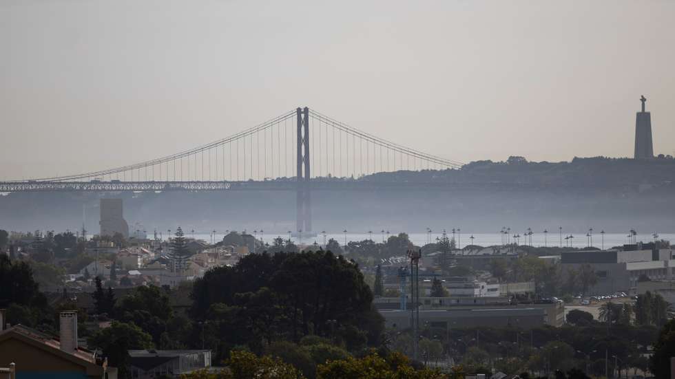 O alerta para o acidente, que ocorreu no inicio do tabuleiro na Ponte, no Pragal, foi dado às 07h42