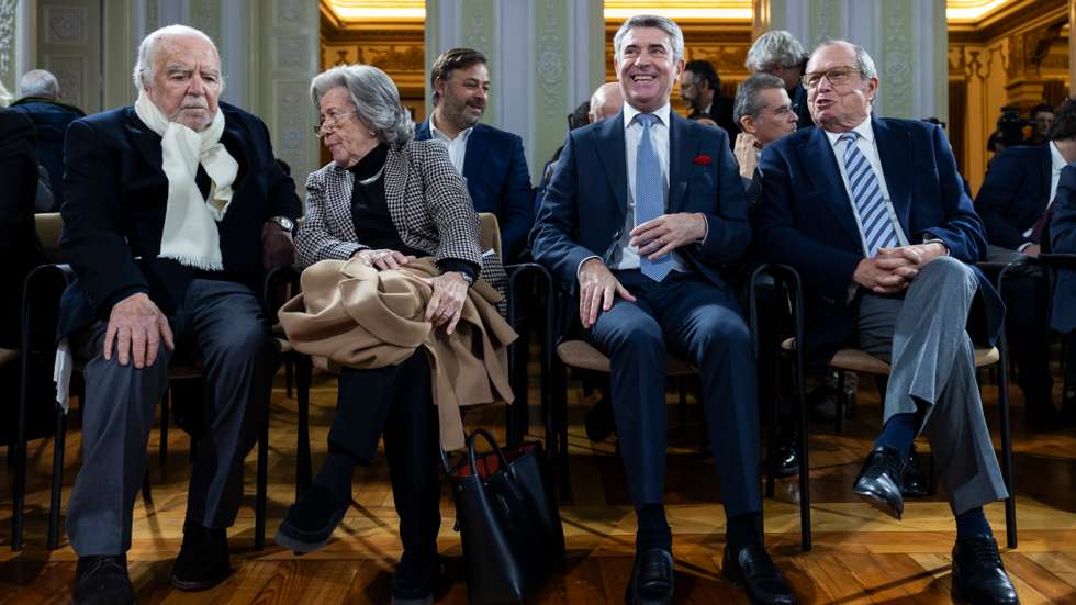 No final do dia em que a Assembleia da República fez uma sessão solene sobre os 50 anos do 25 de Novembro, o PS organizou uma reunião com Alegre, Isabel Soares e Pedro Marques para assinalar a mesma data.