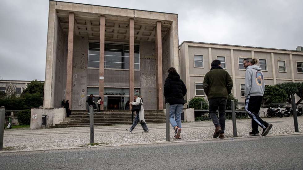 Facilitar o acesso das decisões de primeira instância "teria um impacto direto na formação jurídica", acrescentou o CNED, uma vez que é essencial "aproximar a aprendizagem da prática"