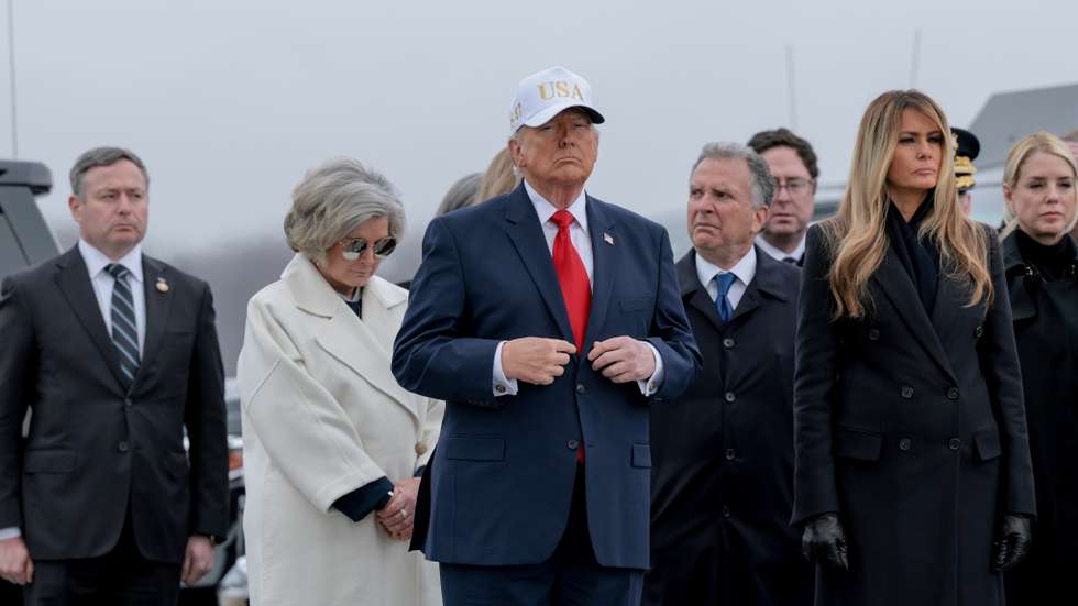 Donald Trump usou um boné do seu merchandising pessoal na cerimónia de homenagem aos soldados mortos