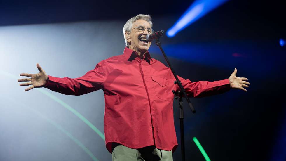 Ver Caetano Veloso assim, de voz perfeita, mas imperfeitamente humano, cantar que tudo é ao mesmo tempo perigoso e divino e maravilhoso trouxe para o canto do olho a lágrima que antes Bonga anunciara
