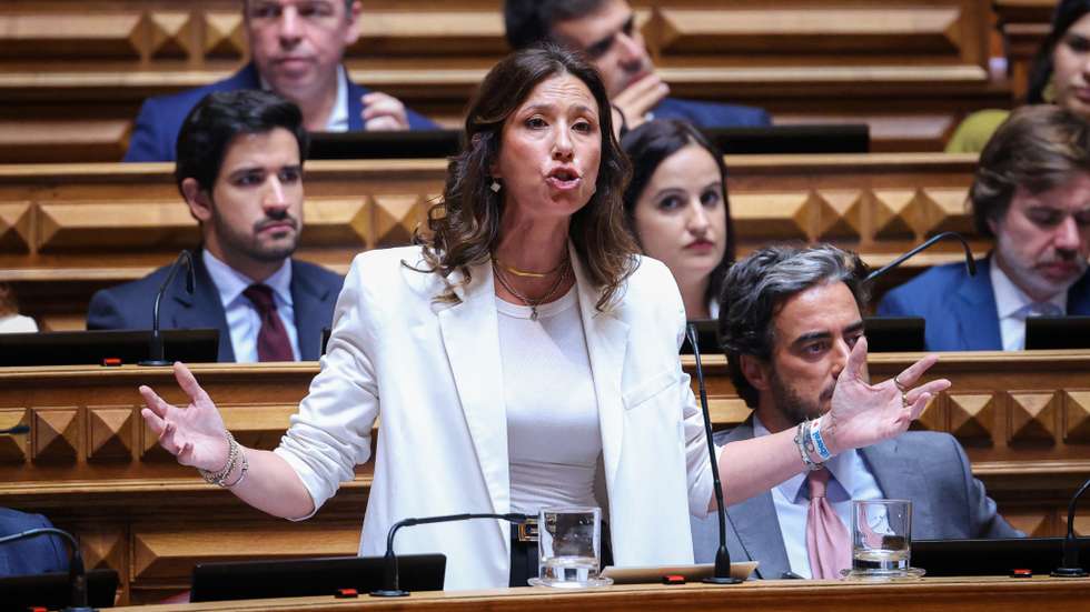 Uma coisa é exigir responsabilidades e respostas. Outra é querer aproveitar este caso para lançar o país em mais uma crise política