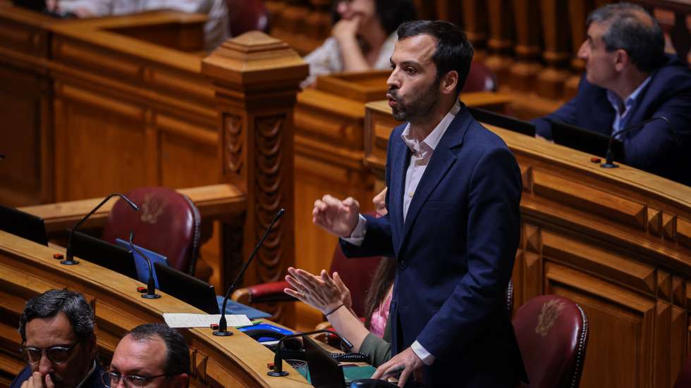 Da apreciação parlamentar, pode resultar a cessação de vigência ou a alteração dos diplomas em causa, segundo a Constituição