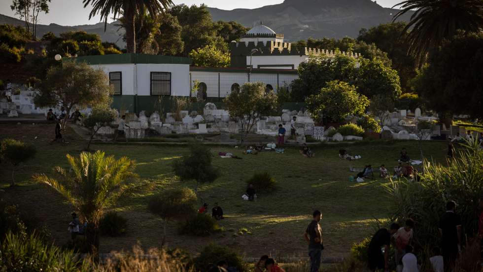 Vários migrantes tinham-se refugiado no cemitério de Ceuta