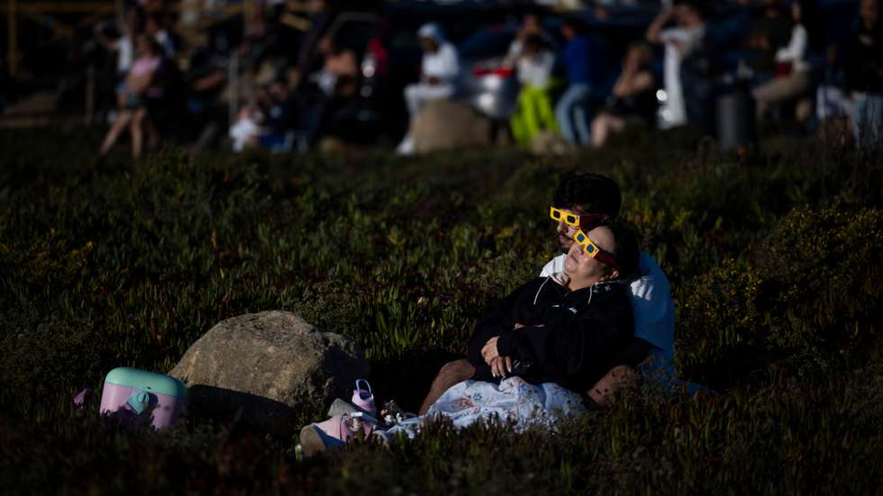 Pessoas assistem ao eclipse no cabo da Roca