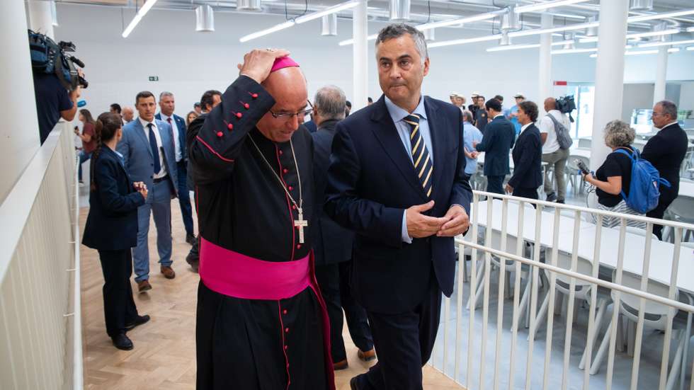 "Acrescente-se que é provável que a presença do sacerdote acima mencionado tenha sido remunerada", adianta na carta