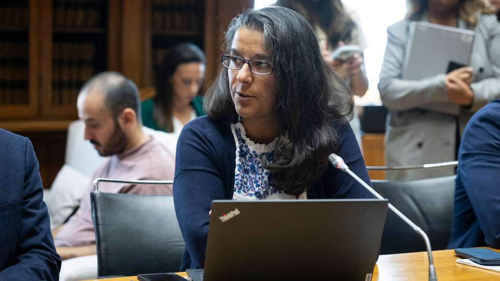 Paula Santos diz que o convite da IL "só pode ser lido como uma falsidade e um cinismo" relativamente a este problema da habitação