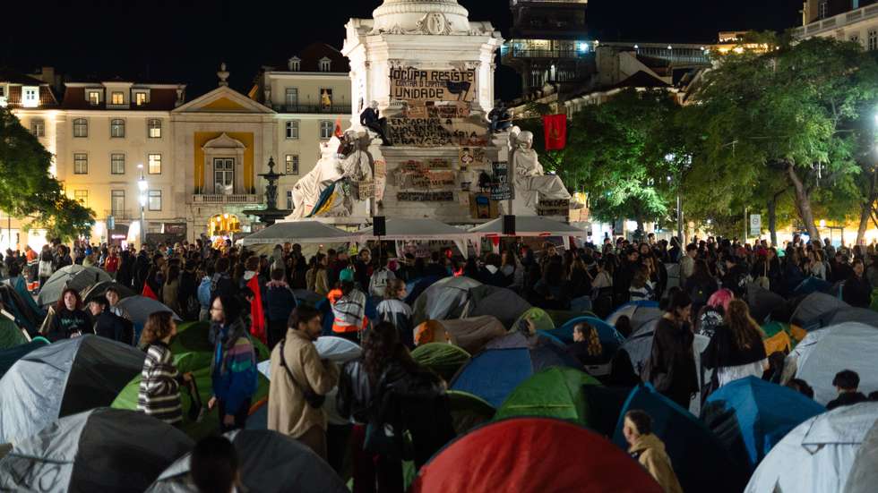 A acampada continua para uma segunda noite no Rossio