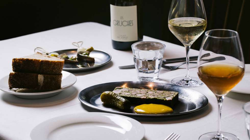 Nas entradas, para partilhar ou não, imperam as gildas com sardinha e toque picante e a terrine de bochecha de língua de porco, que vai buscar o tom verde aos coentros