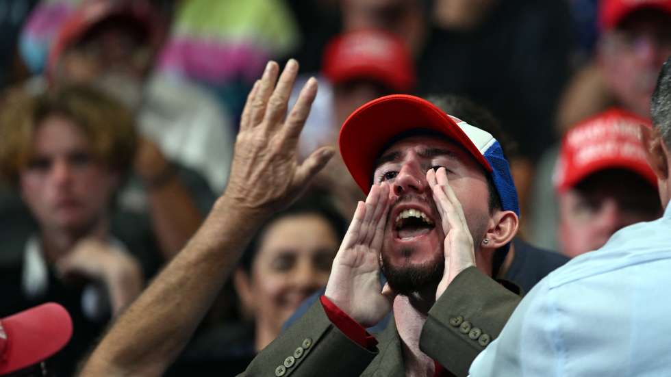 Manifestante interrompe discurso de Donald Trump num comício dos Republicanos no estado da Florida