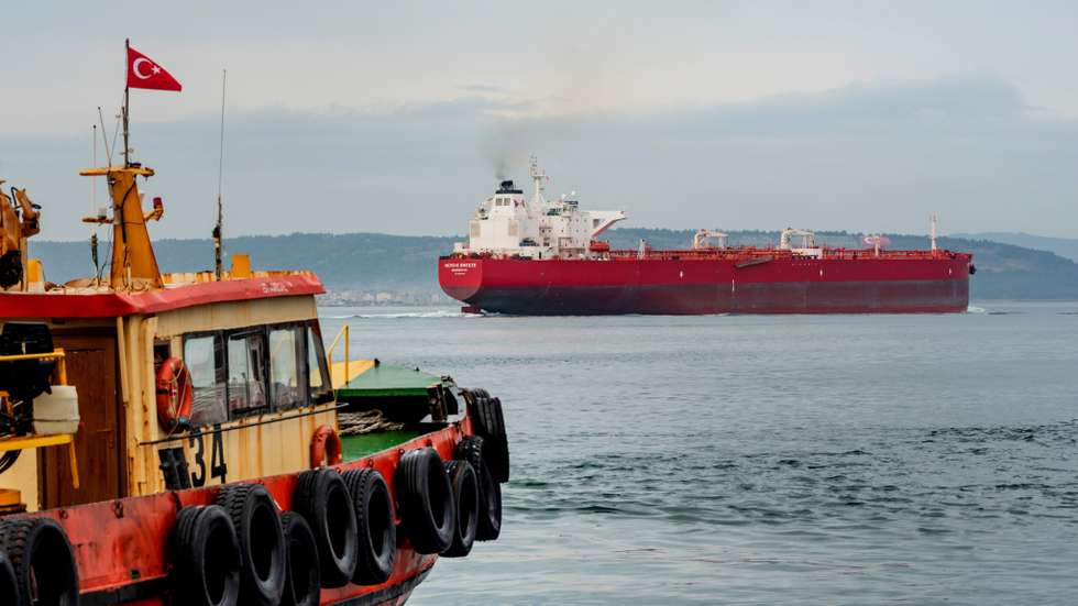 Nordic Breeze crude oil tanker passing through the