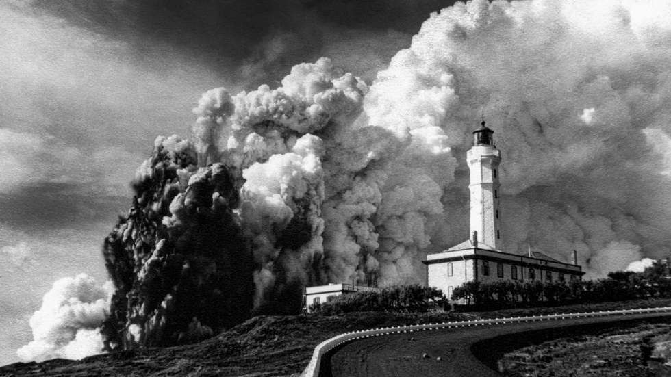 Este livro tem o mérito de entrançar pela primeira vez duas coleções fotográficas sobre aquele exuberante fenómeno natural, e de certa maneira apresenta e homenageia os seus autores e proprietários: o médico Luís Carlos Decq Motta (1917-2011) e o tenente-coronel José Agostinho (1888-1978)