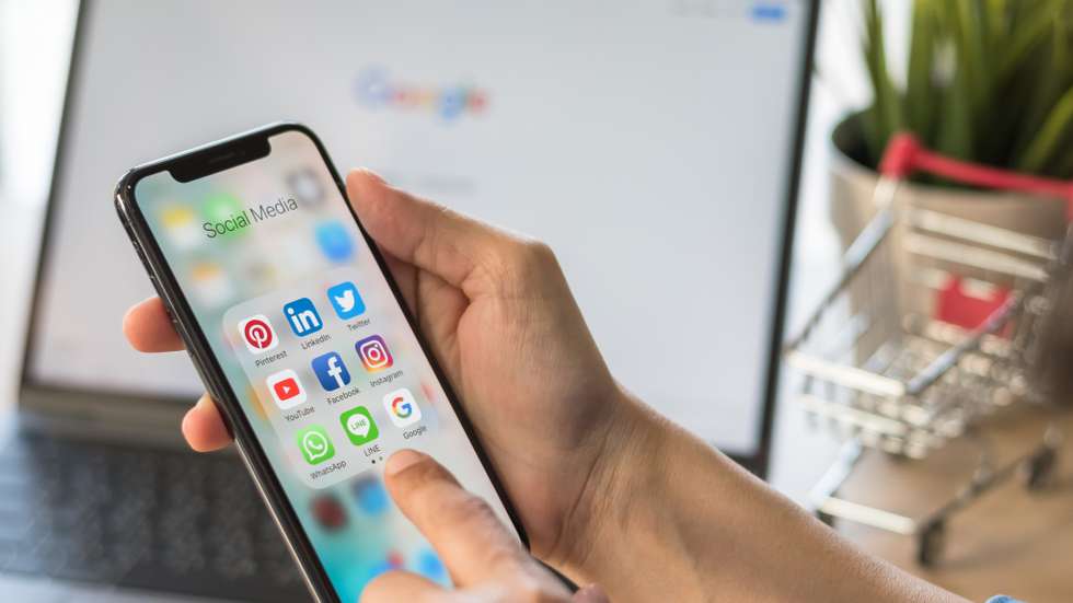 Social media app for digital marketing e-commerce on smartphone  mobile online applicatiion via multi-channel, cross-channel internet technology