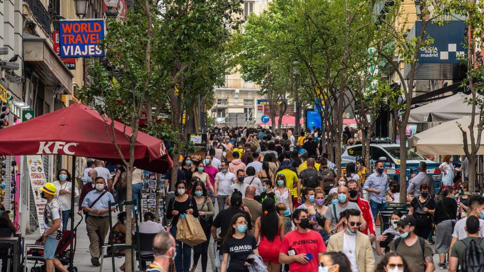 Crowds wearing face masks to stop the spread of coronavirus