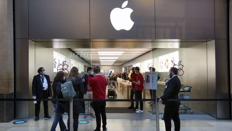 Shoppers Make Christmas Purchases In Cambridge