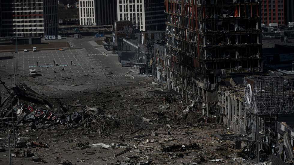 Reportagem num centro comercial que foi bombardeado a poucos quilómetros do centro da cidade que é capital da Ucrânia. Estão confirmados oito mortos. A Rússia, a mando do seu presidente, Vladimir Putin, invadiu a Ucrânia no passado dia 24 de fevereiro de 2022. Kiev, Kyiv, Ucrânia, 21 de março de 2022. JOÃO PORFÍRIO/OBSERVADOR