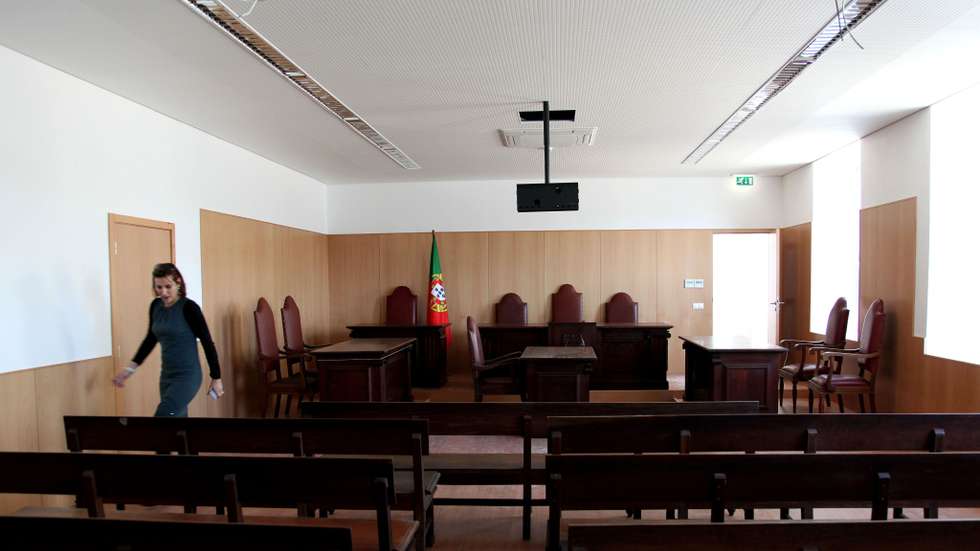 A juíza responsável disse mesmo que a menina só parava de chorar com aquela atitude da mãe, porque "ficava assustada"