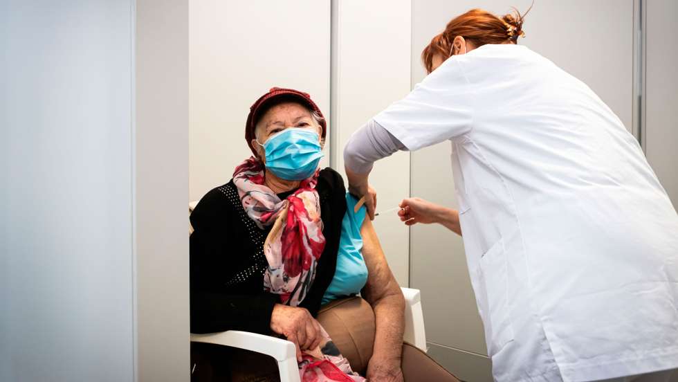 Rosa Soares, 81 years old, gets her second dose of the