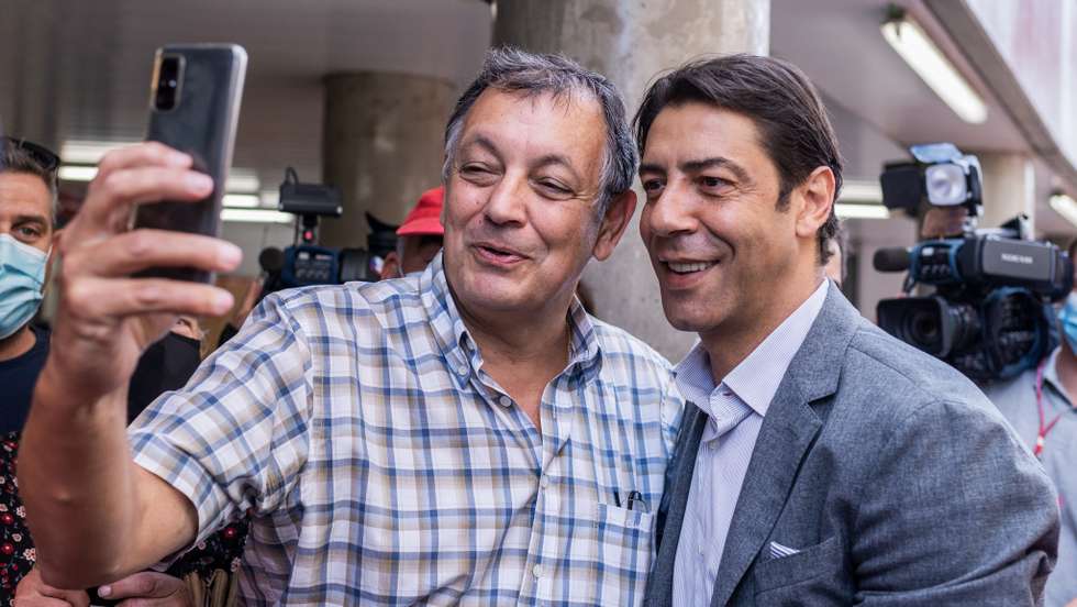 O antigo jogador tirou dezenas de fotografias com os sócios que o abordaram dentro e fora do Pavilhão da Luz