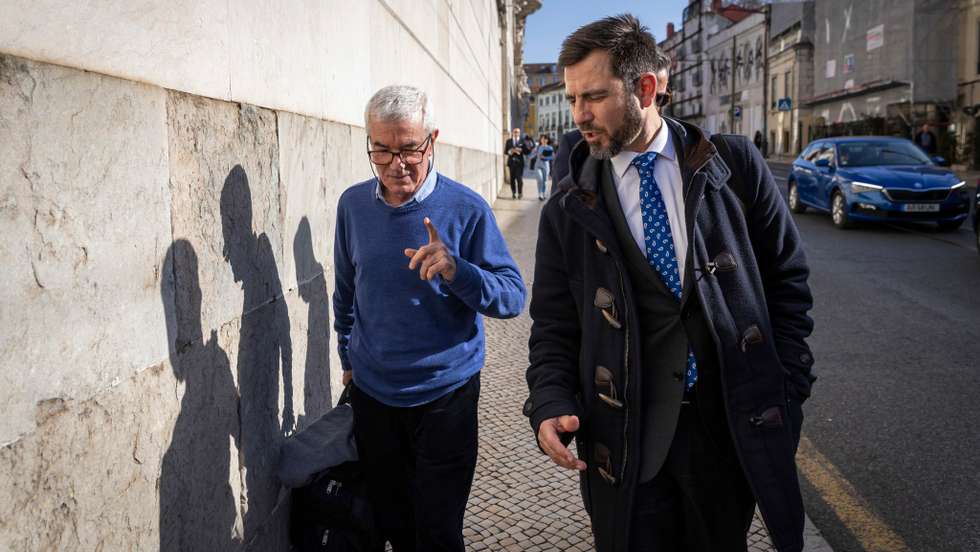 O padre Anastácio Alves e o advogado Miguel Santos Pereira quando se deslocavam ao departamento da cooperação internacional da PGR