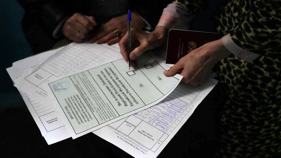 Voting begins in controversial Ukraine referendums
