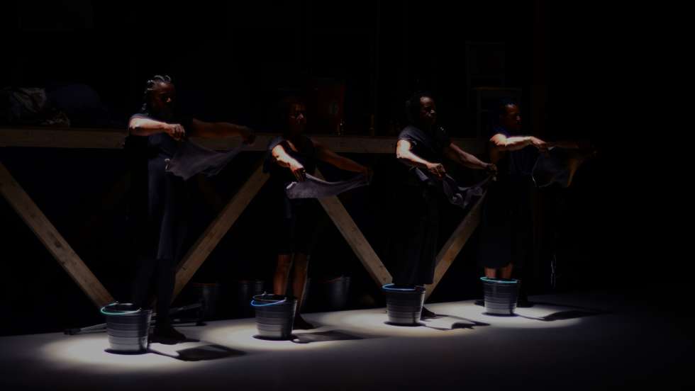 São os cadáveres da Guerra da Trindade, que se queriam escondidos, que agora ressurgem pela mão do Teatro Griot