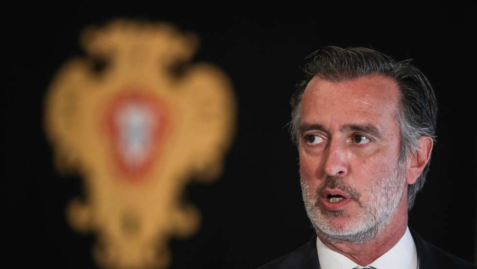 O Presidente da República, Marcelo Rebelo de Sousa (D), acompanhado pelo presidente da Iniciativa Liberal (IL), João Cotrim de Figueiredo (E), no âmbito das audiências aos partidos políticos representados na Assembleia da República, na sequência das eleições legislativas de 30 de janeiro, no Palácio de Belém, Lisboa, 02 de fevereiro de 2022. O Partido Socialista (PS) venceu as eleições legislativas 2022, com maioria absoluta, tendo elegido 117 deputados. MÁRIO CRUZ/LUSA