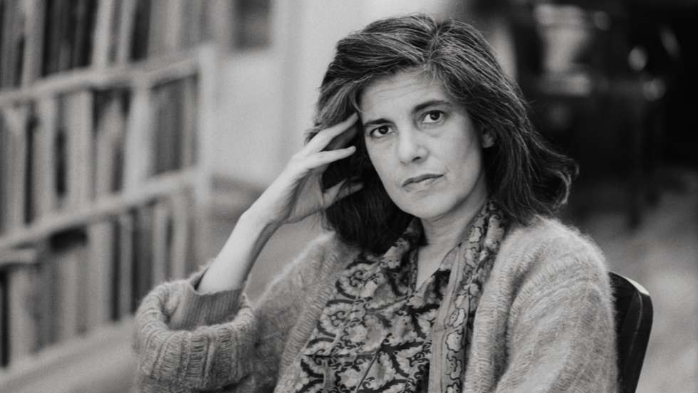 Sontag, a escritora que vive no mundo, que aceita os convites, que não sabe nem quer estar sozinha, que acredita no papel social e na influência de quem escreve, que luta pelo tempo de antena que lhe permita espalhar essa influência
