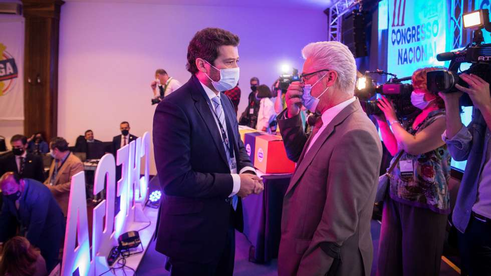 André Ventura, presidente do Chega, com Luís Graça, ex-presidente da Mesa do Conselho Nacional